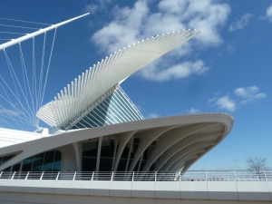 Outside view of the white buiding complex of the Milwaukee Art Museum, designed by Calatrava.