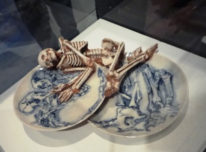 Porcelain platters decorated with a skull and skeletton